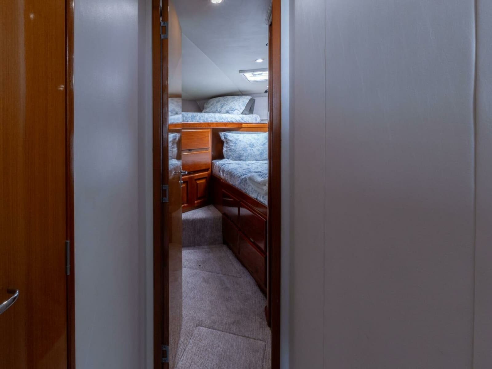 1998 Viking 58 Convertible - Photo 34