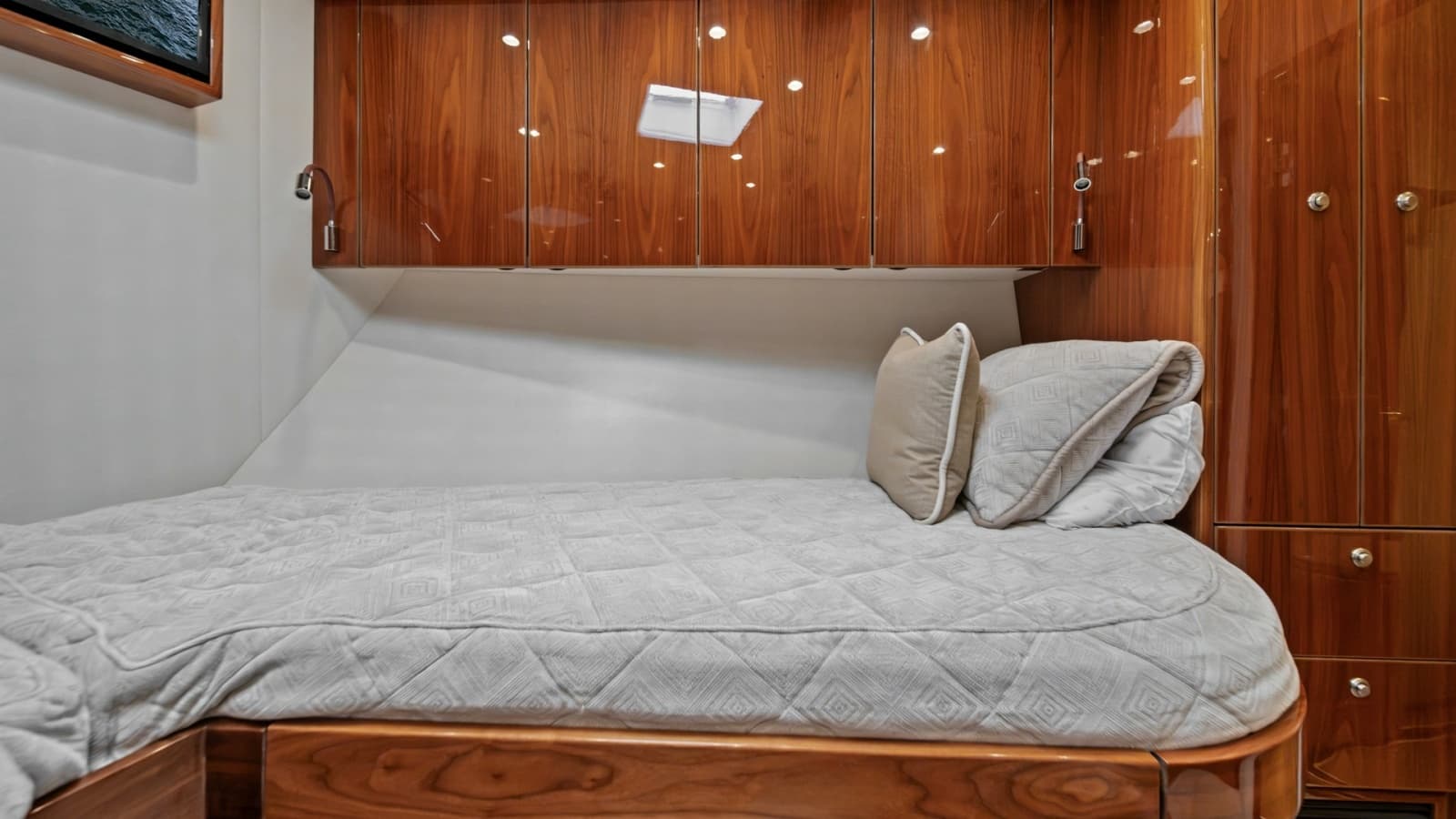 2021 Viking 72 Enclosed Bridge - Photo 47