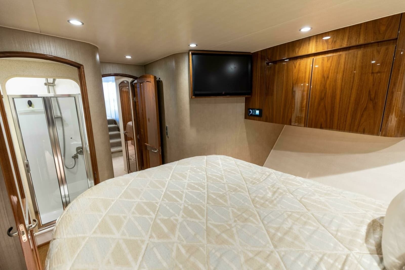 2018 Viking 62 Convertible - Photo 18