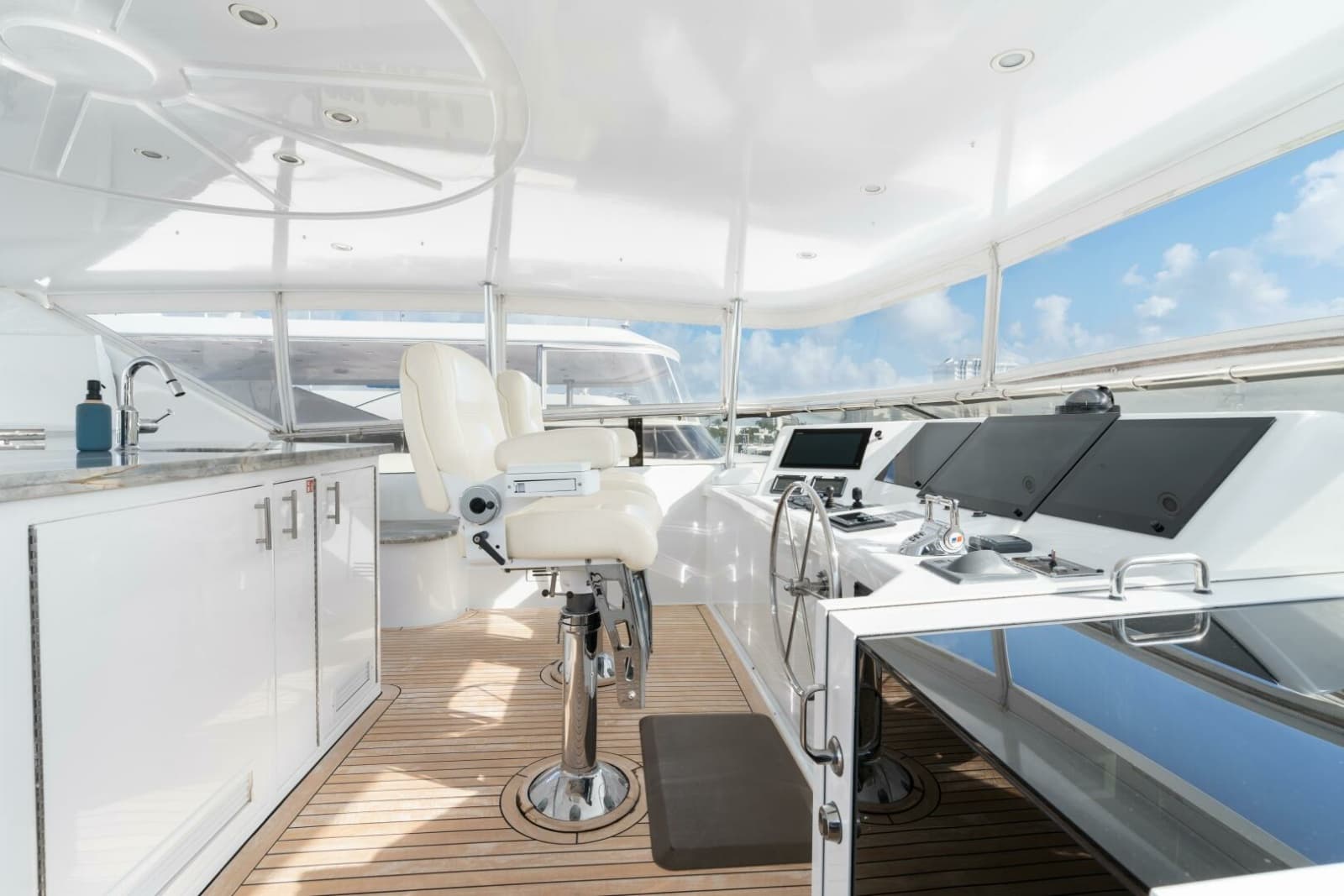 2005 Hatteras 100 Motor Yacht - Photo 30
