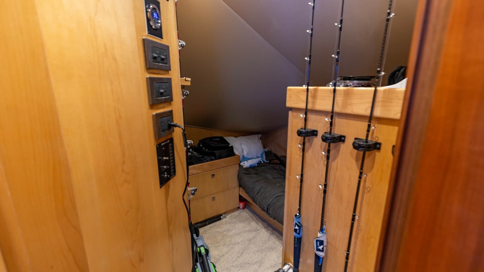 2016 Viking 80 Convertible - Photo 17