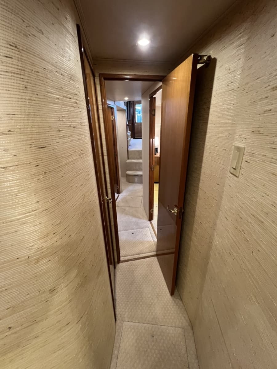 2003 Viking 52 Convertible - Photo 28