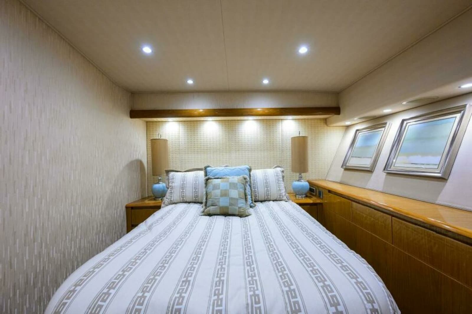 2013 Viking 82 Convertible - Photo 22