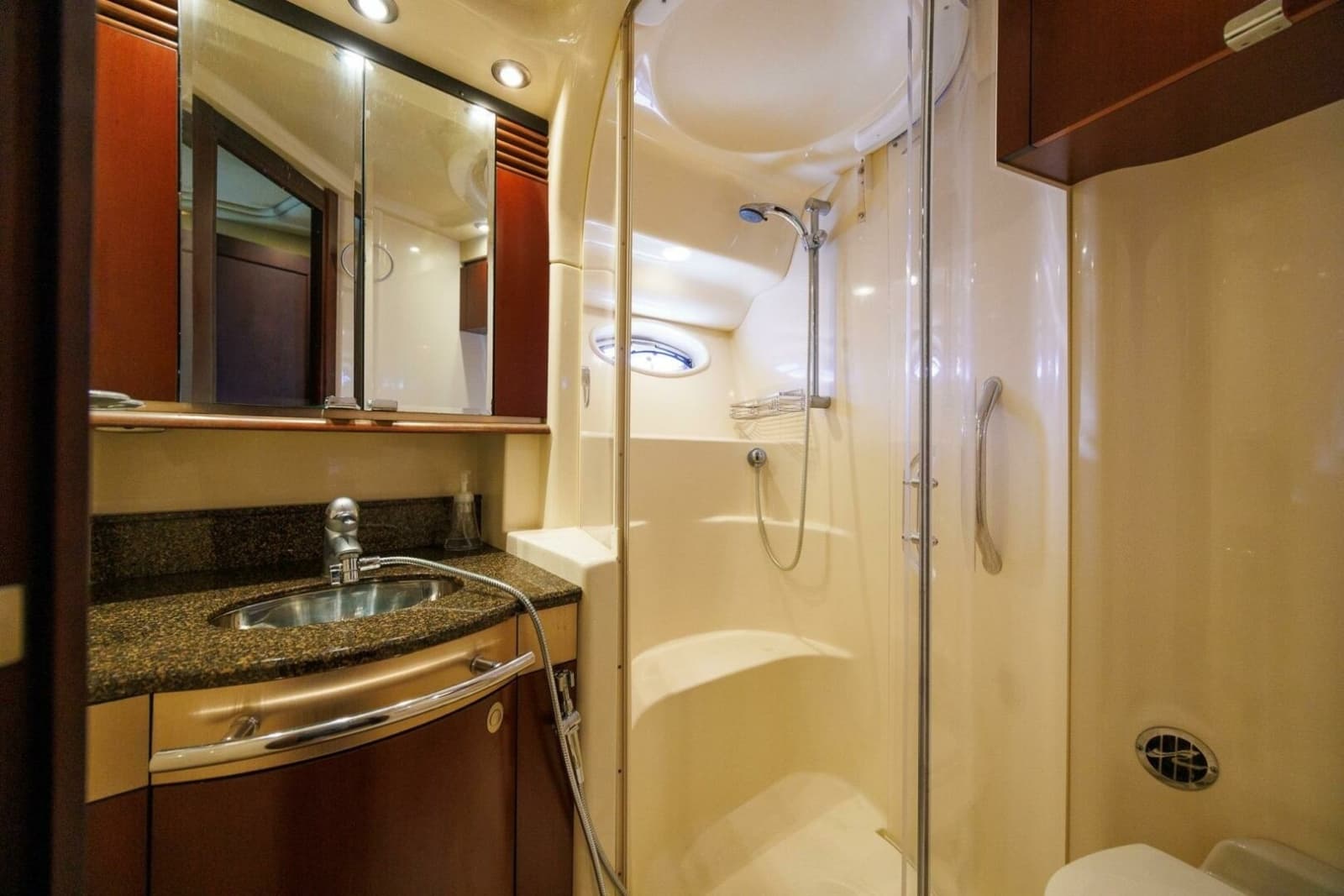 2006 Sea Ray 52 Sedan Bridge - Photo 31
