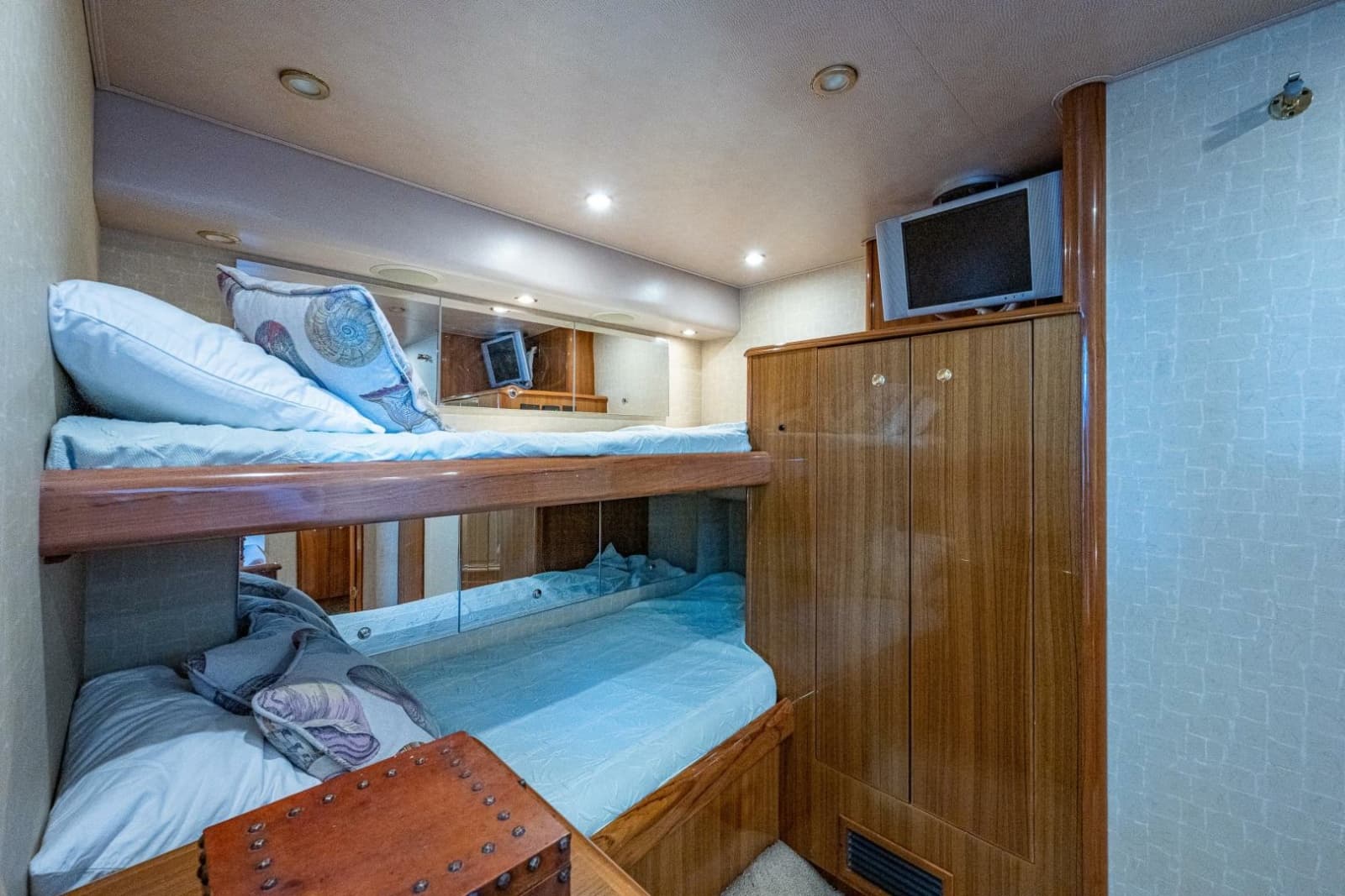 2005 Viking 74 Convertible - Photo 30