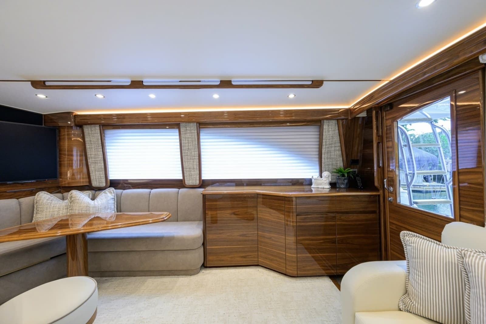 2024 Viking 54 Convertible - Photo 5