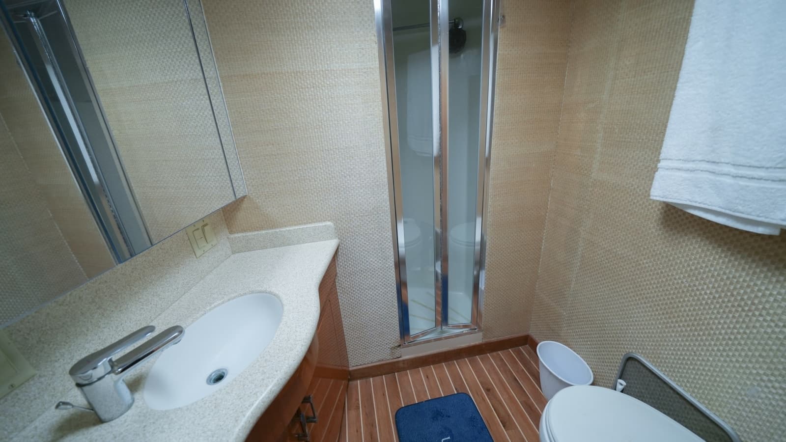 2001 Hatteras 60 Convertible - Photo 8
