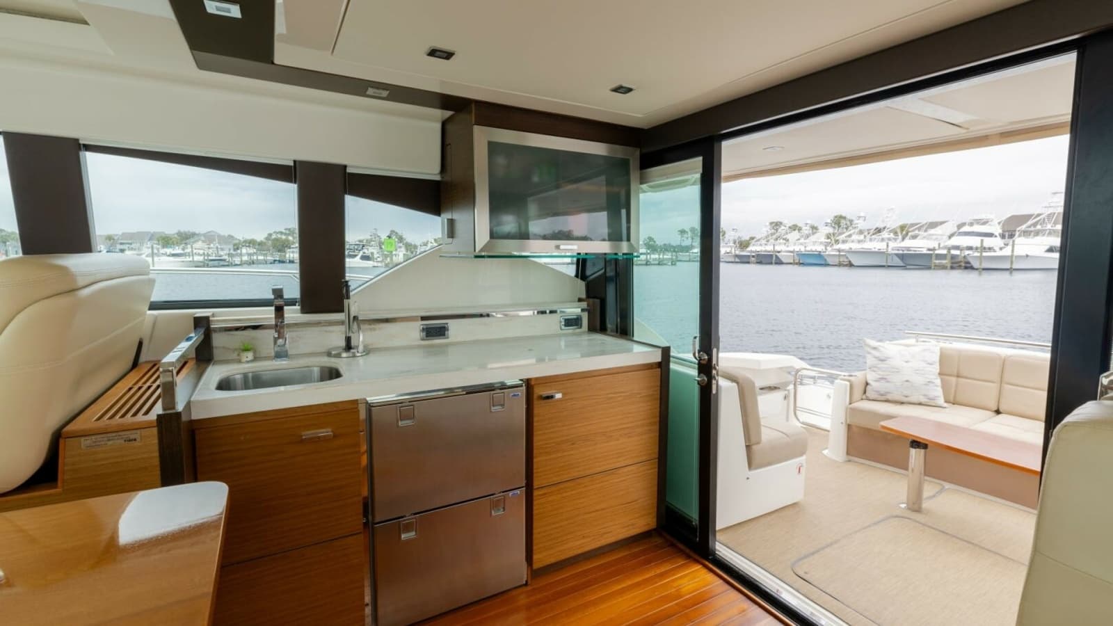 2015 Tiara Yachts 44 Coupe - Photo 13