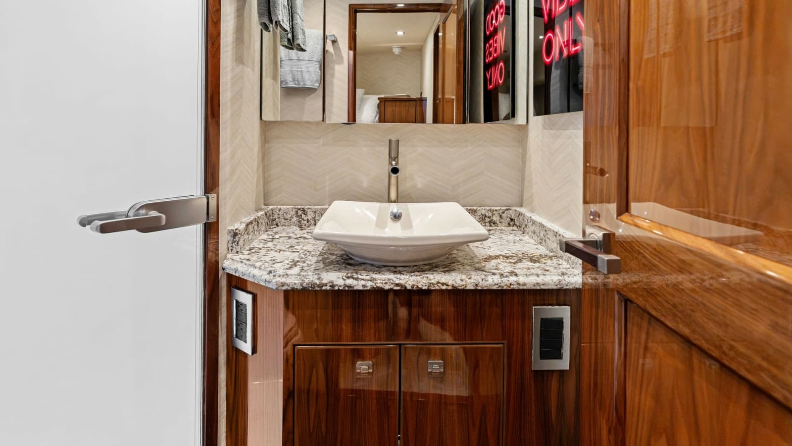 2016 Viking 80 Enclosed Bridge - Photo 79