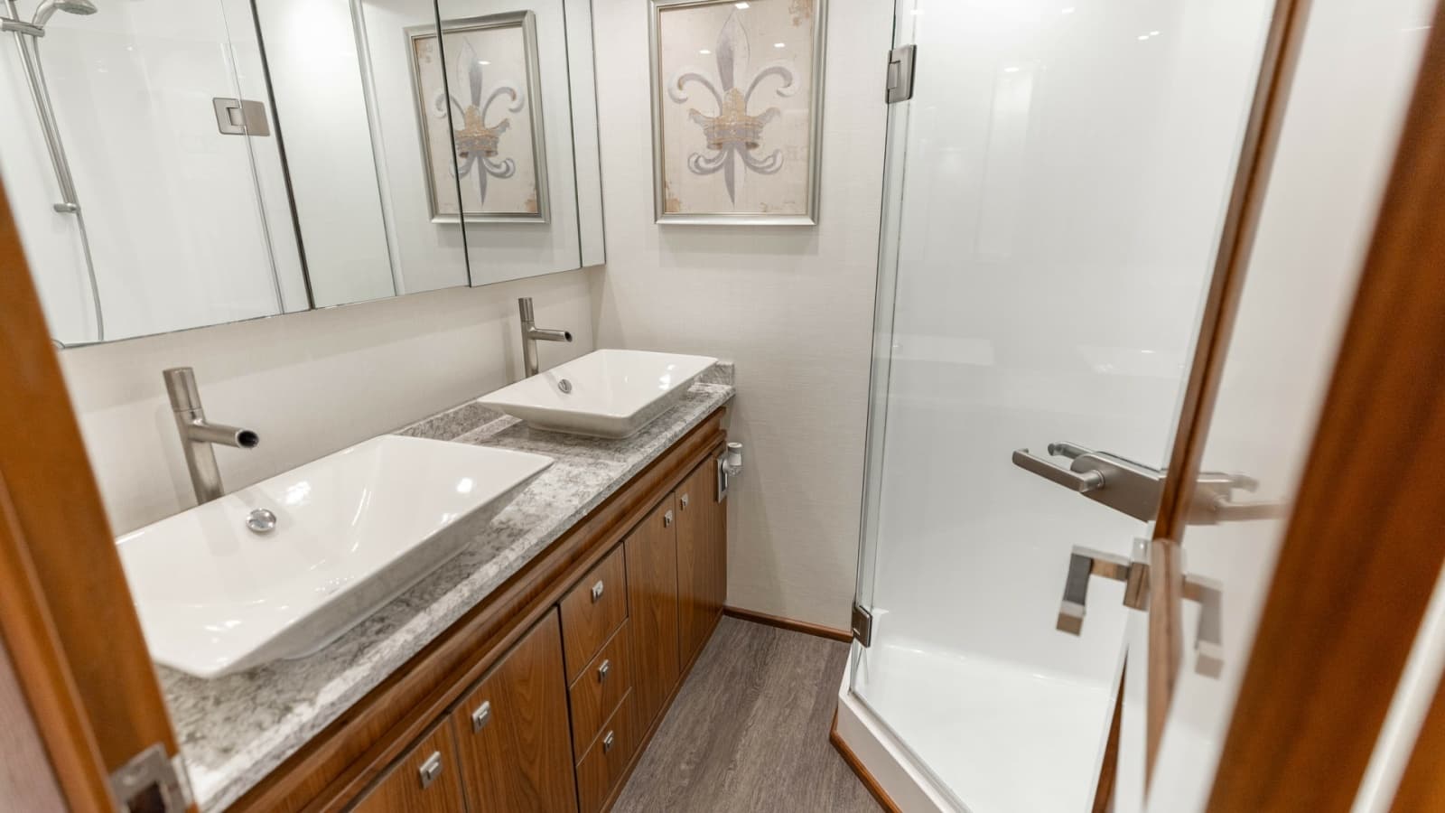 2016 Viking 80 Convertible - Photo 28