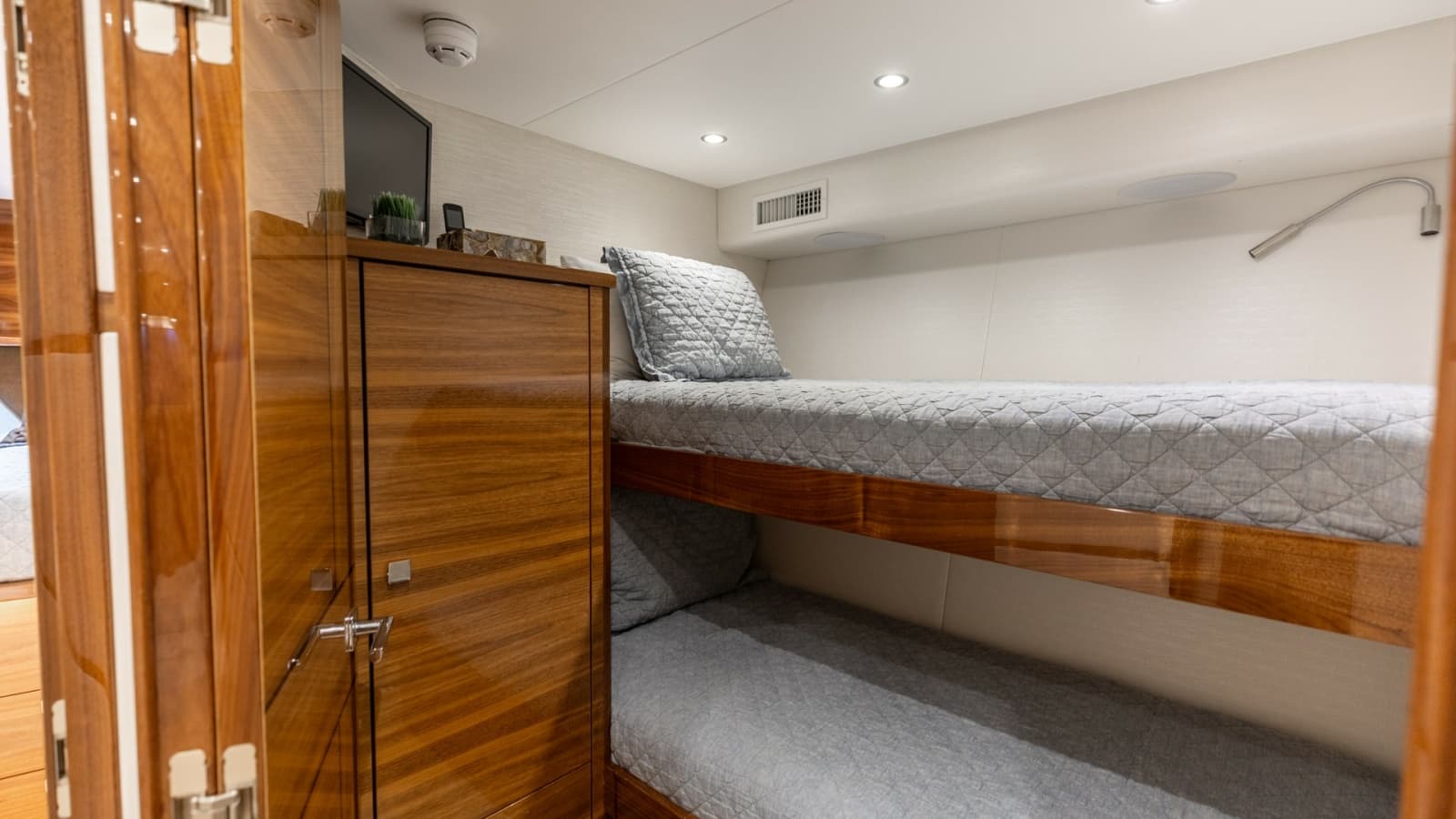 2025 Viking 74 Convertible - Photo 29