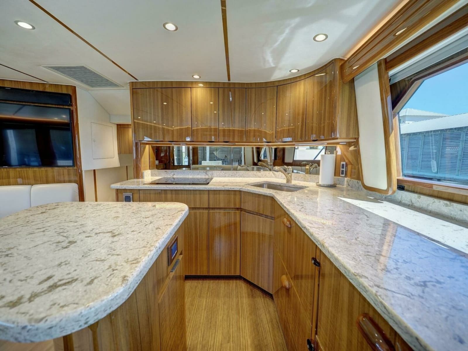 2017 Viking 52 Convertible - Photo 9