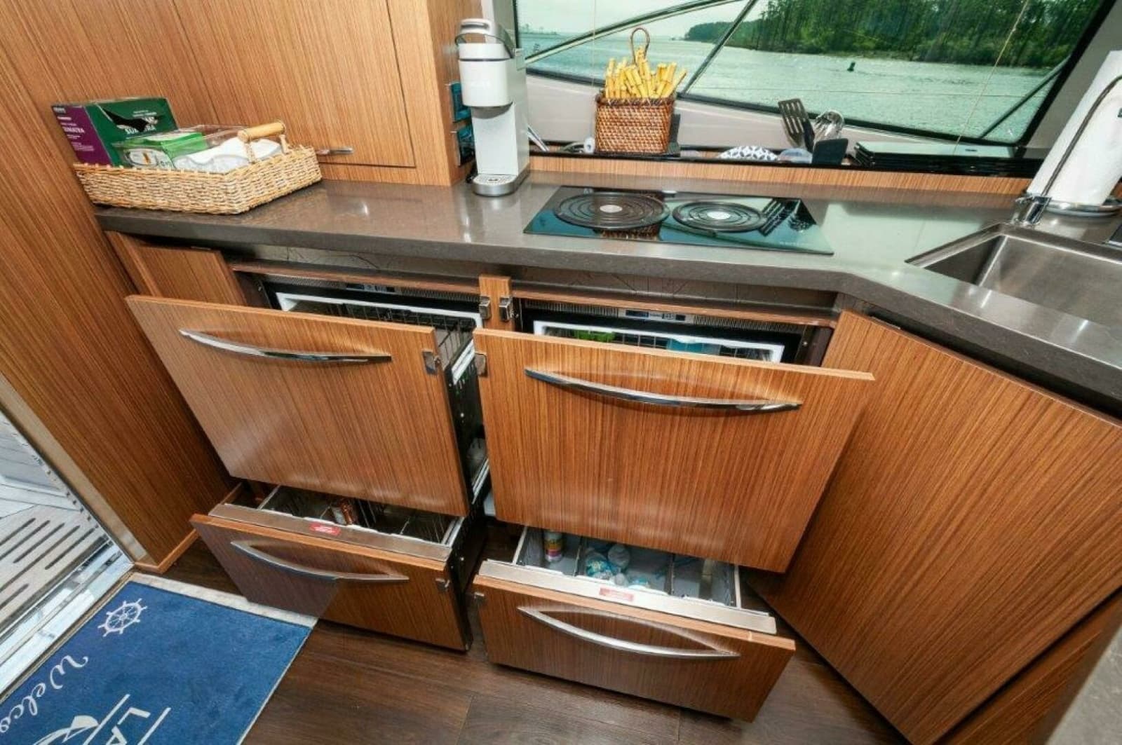 2018 Sea Ray L550 Flybridge - Photo 11