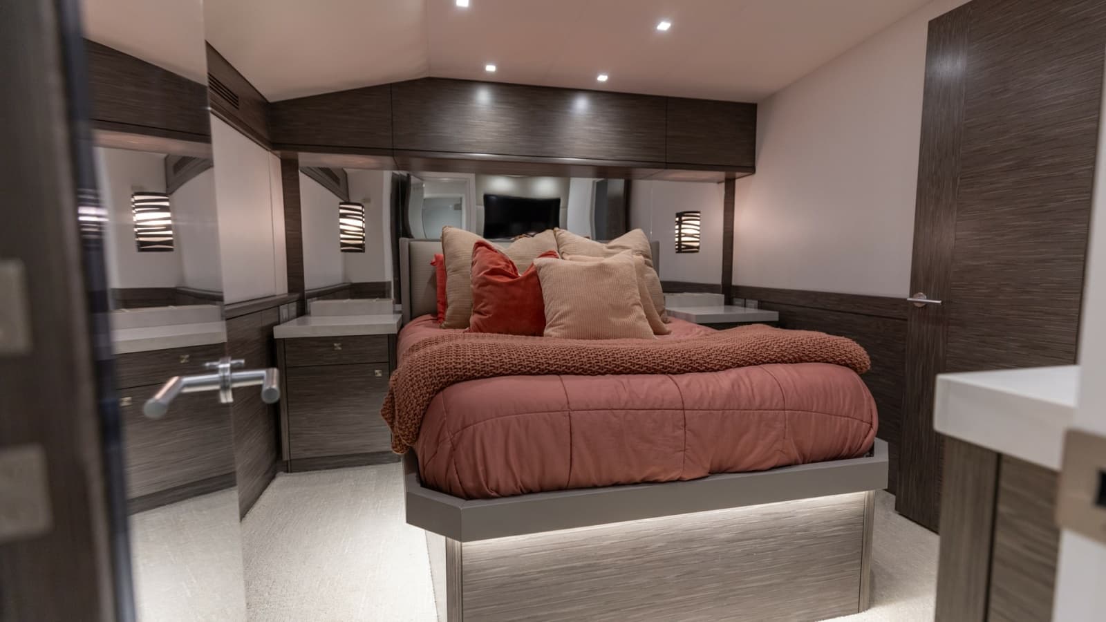 2021 Hatteras 65 GT - Photo 40