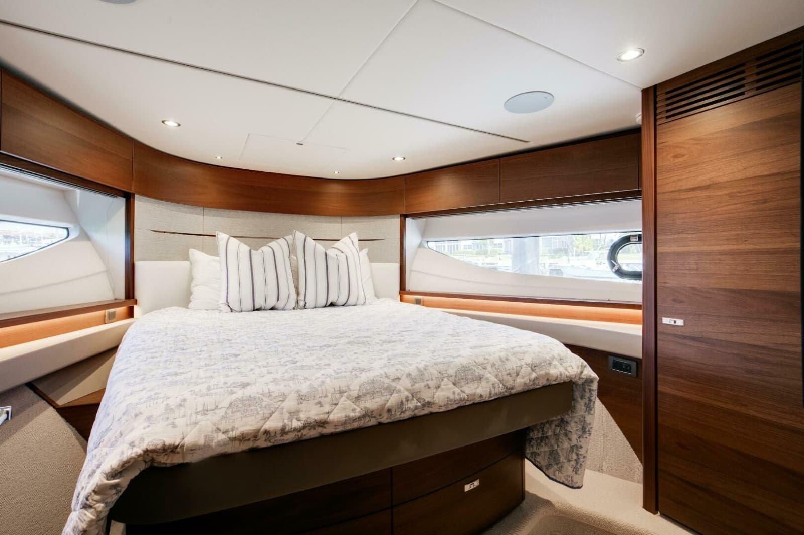 2025 Princess V55 - Photo 11