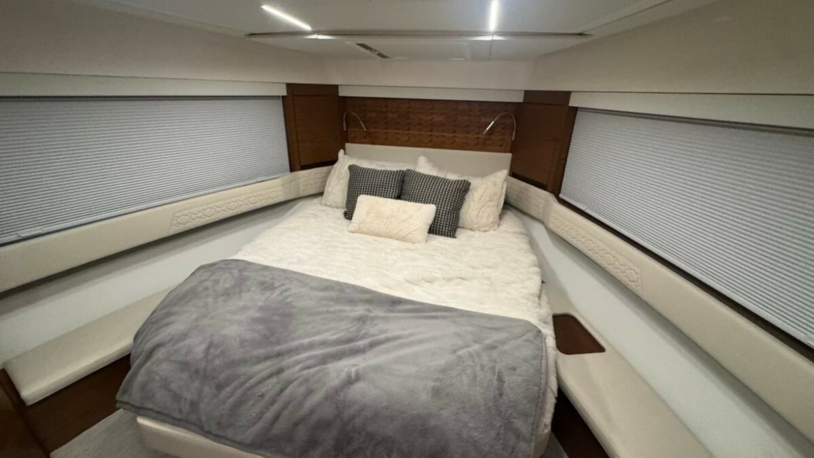 2025 Tiara Yachts 48LE - Photo 5