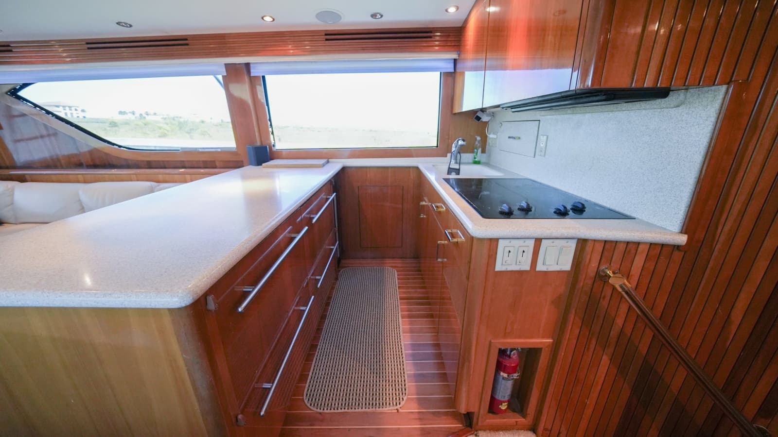 2001 Hatteras 60 Convertible - Photo 6