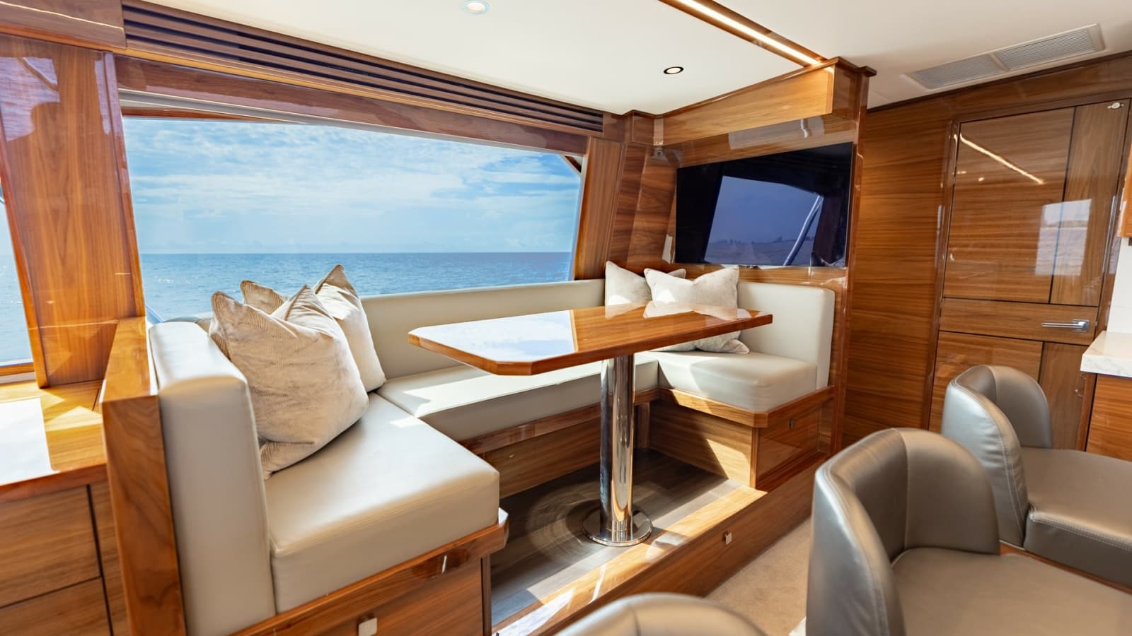 2025 Viking 74 Convertible - Photo 13