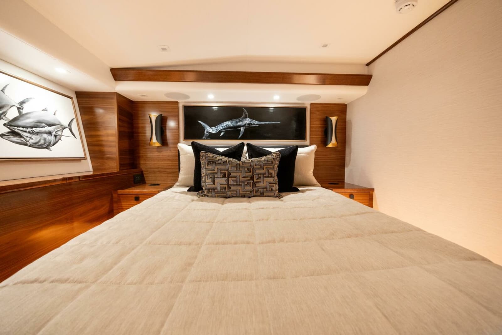 2025 Viking 82 Convertible - Photo 30