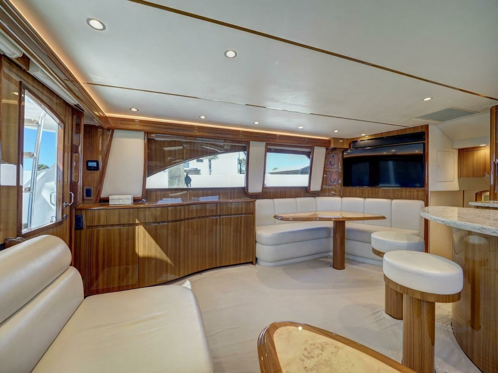 2017 Viking 52 Convertible - Photo 10