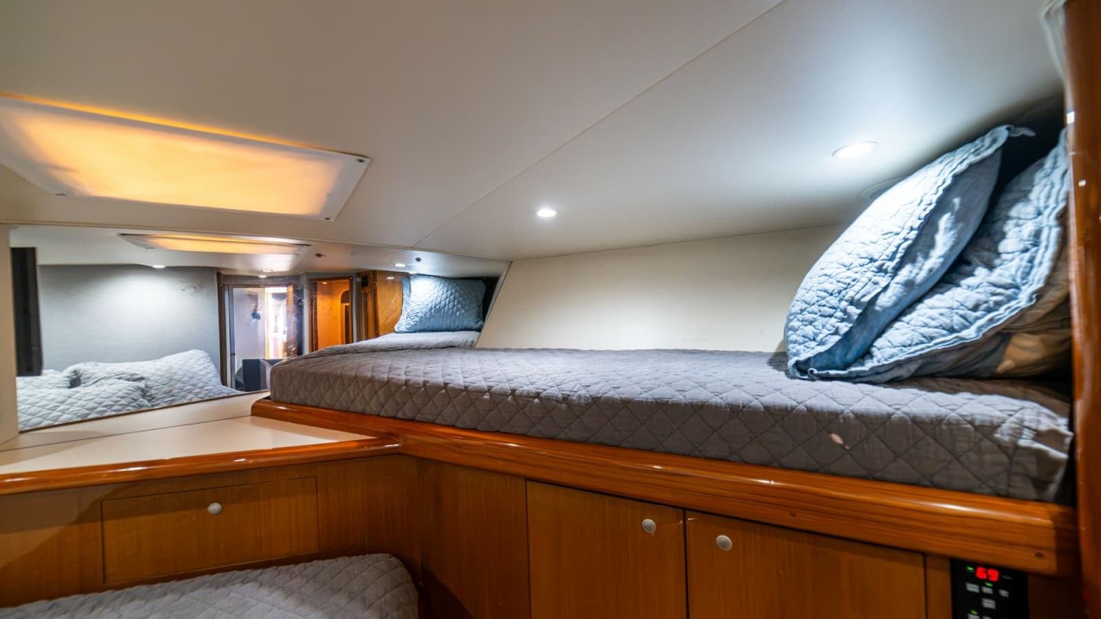 2001 Viking 61 Convertible - Photo 36