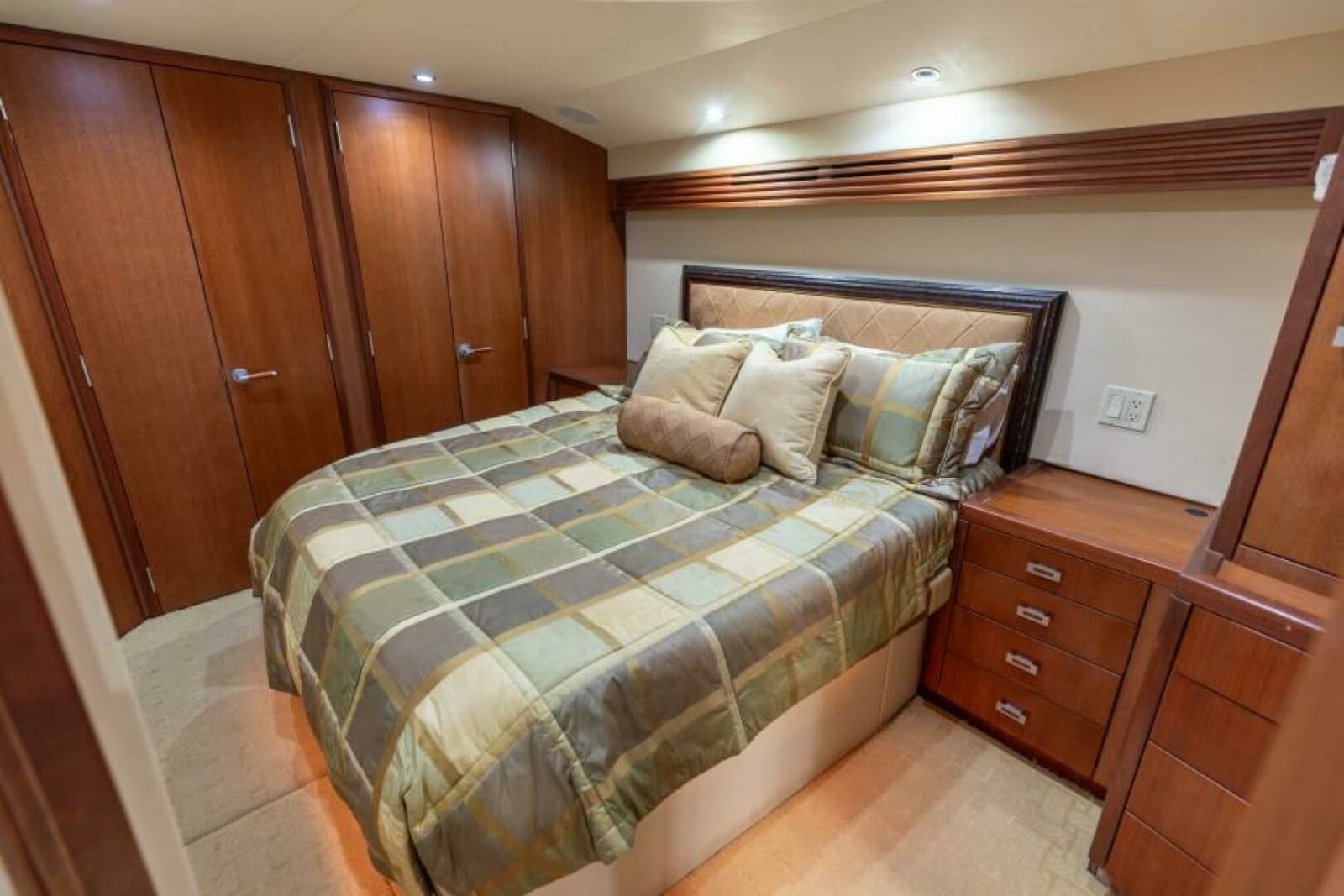 2008 Hatteras 60 Convertible - Photo 23