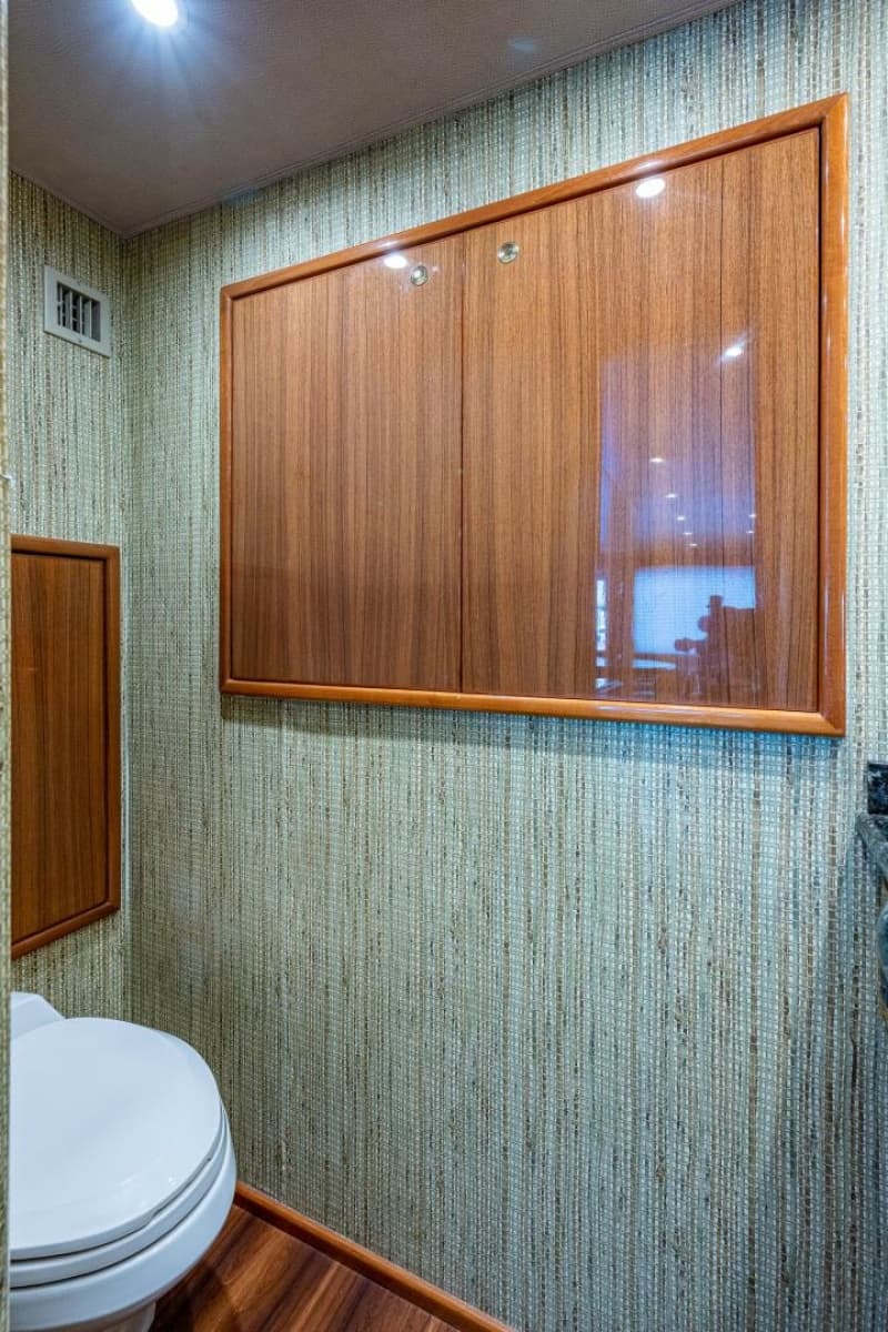 2005 Viking 74 Convertible - Photo 18