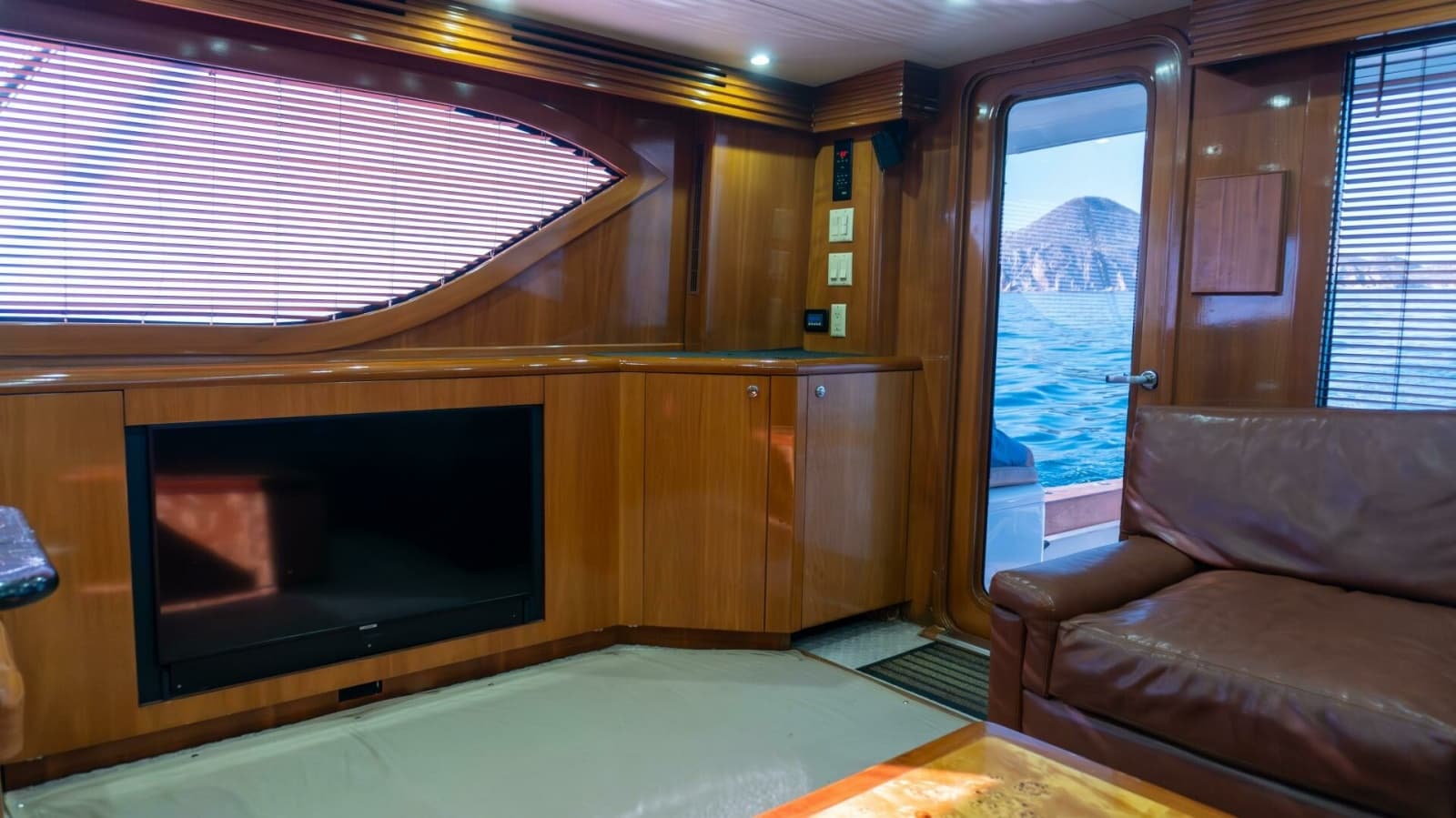 2001 Hatteras 60 Convertible - Photo 16