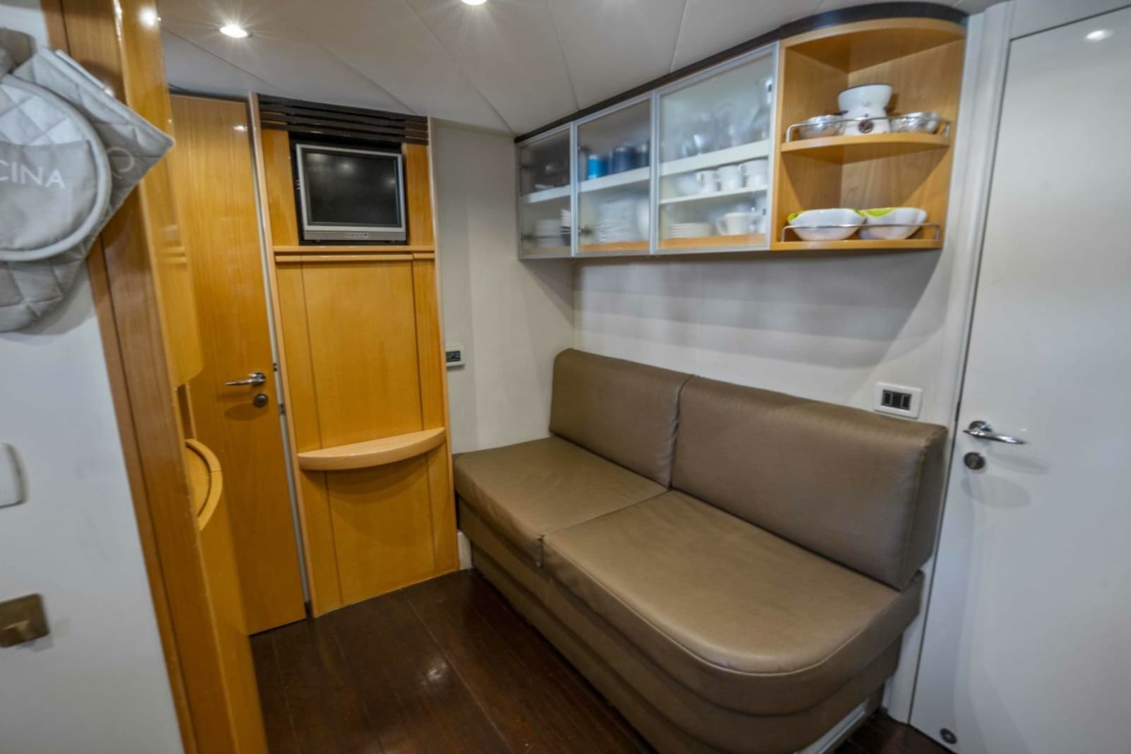 2005 Pershing 76 Motor Yacht - Photo 35