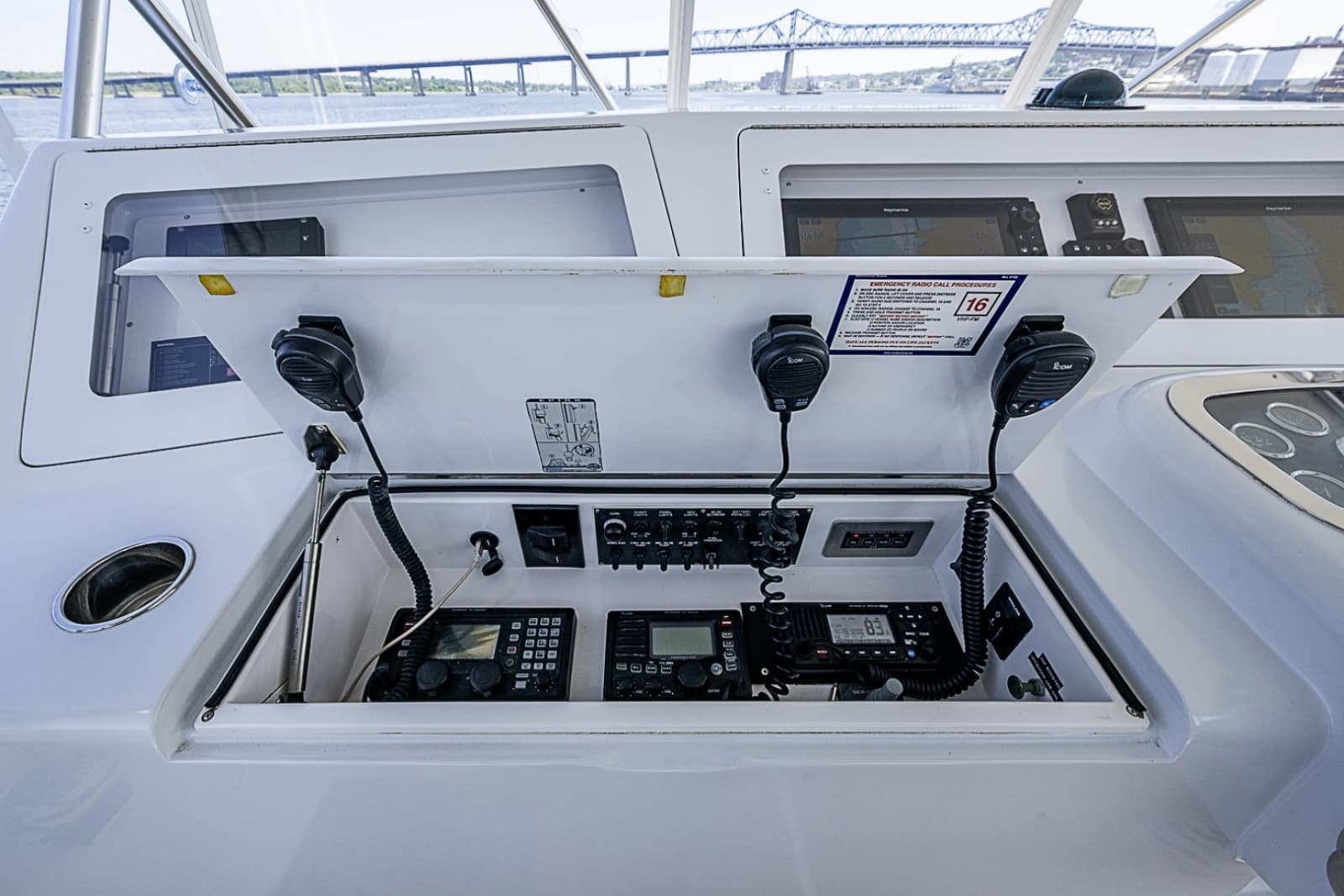 2002 Viking 52 Convertible - Photo 25
