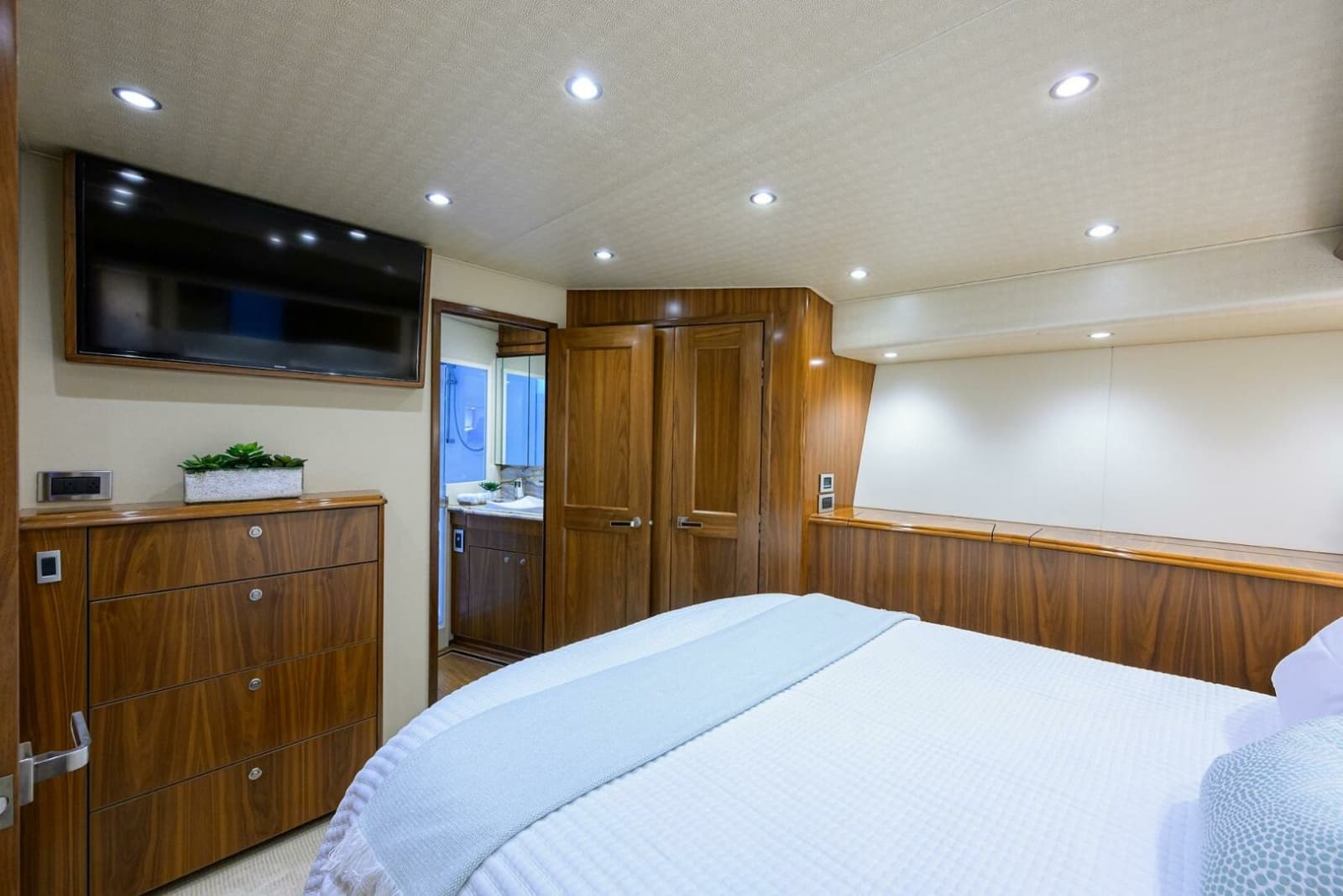2017 Viking 92 Enclosed Bridge - Photo 61