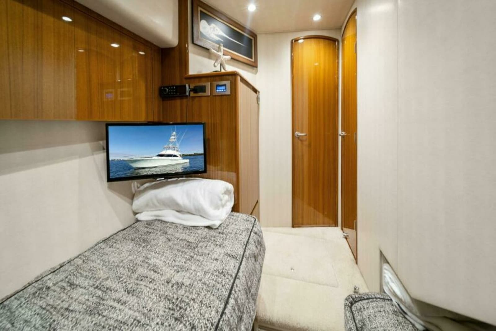 2016 Viking 55 Convertible - Photo 23