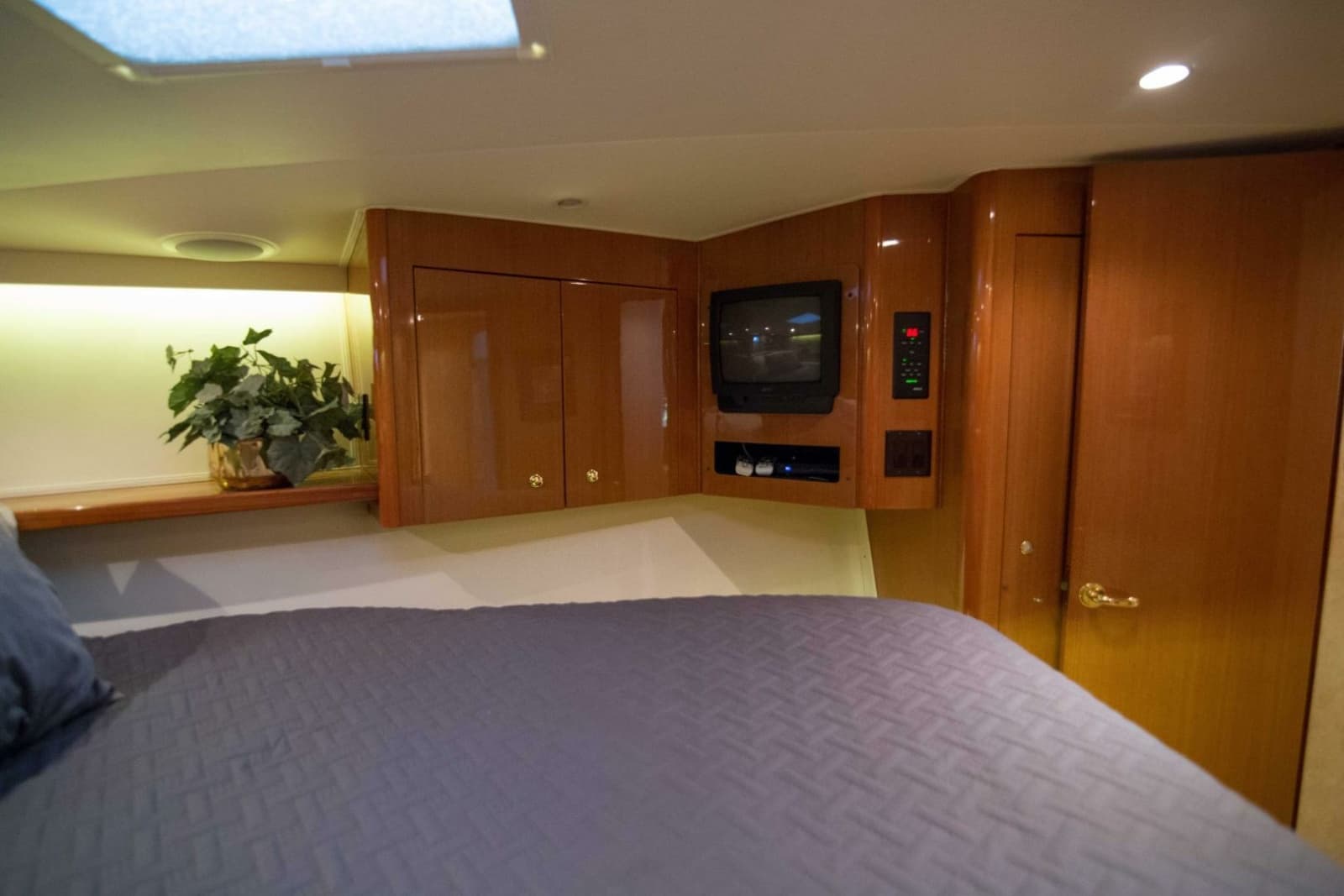 2001 Viking 50 Express - Photo 10