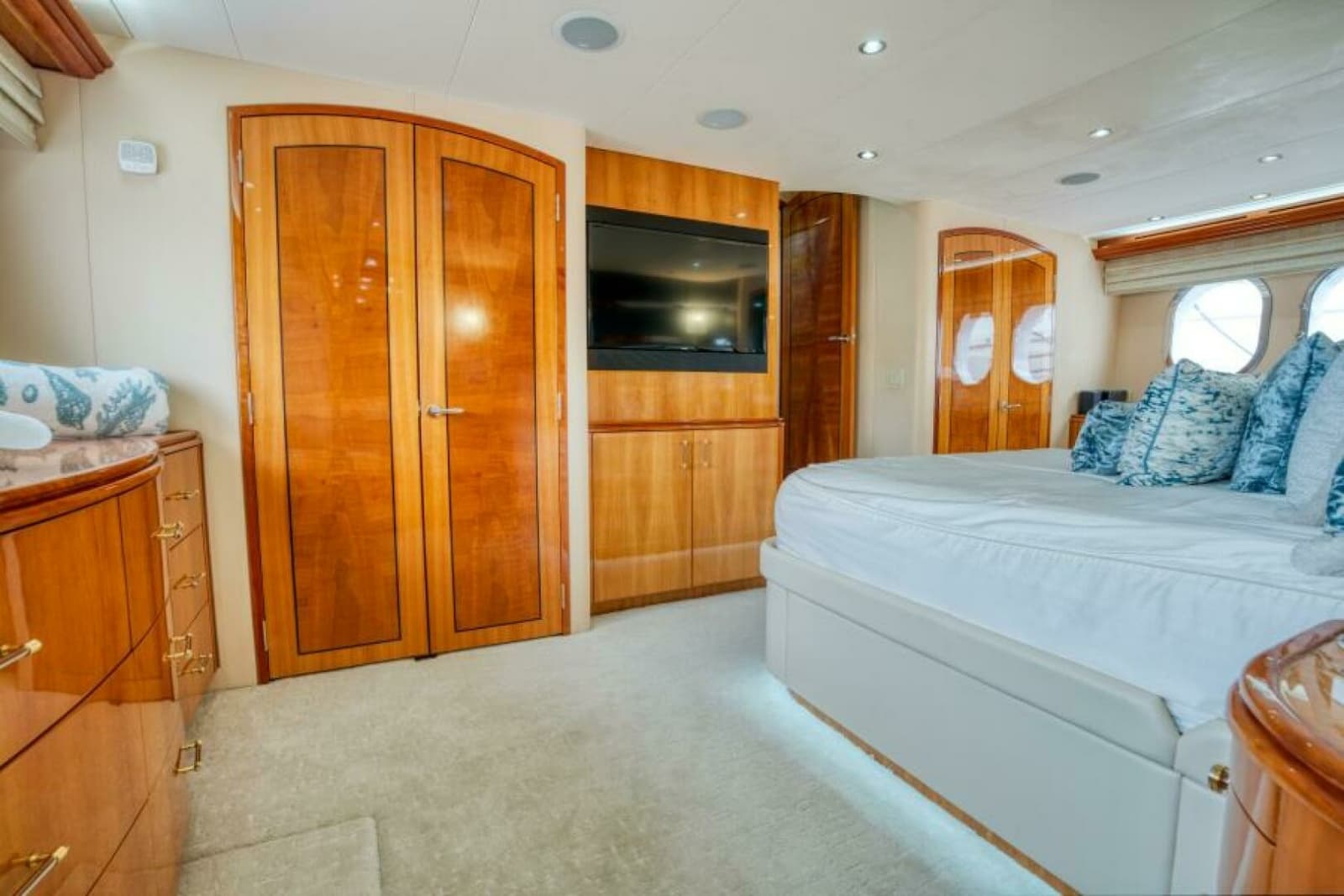2007 Hatteras 80 Enclosed Bridge - Photo 28