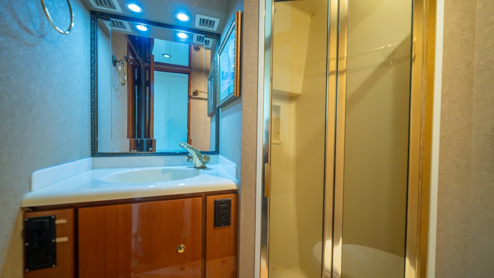 2002 Viking 61 Convertible - Photo 20