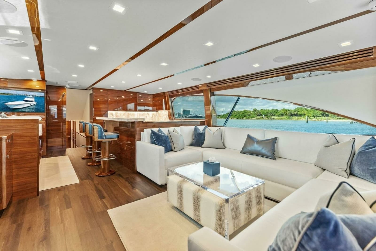 2026 Viking 82 Convertible - Photo 15
