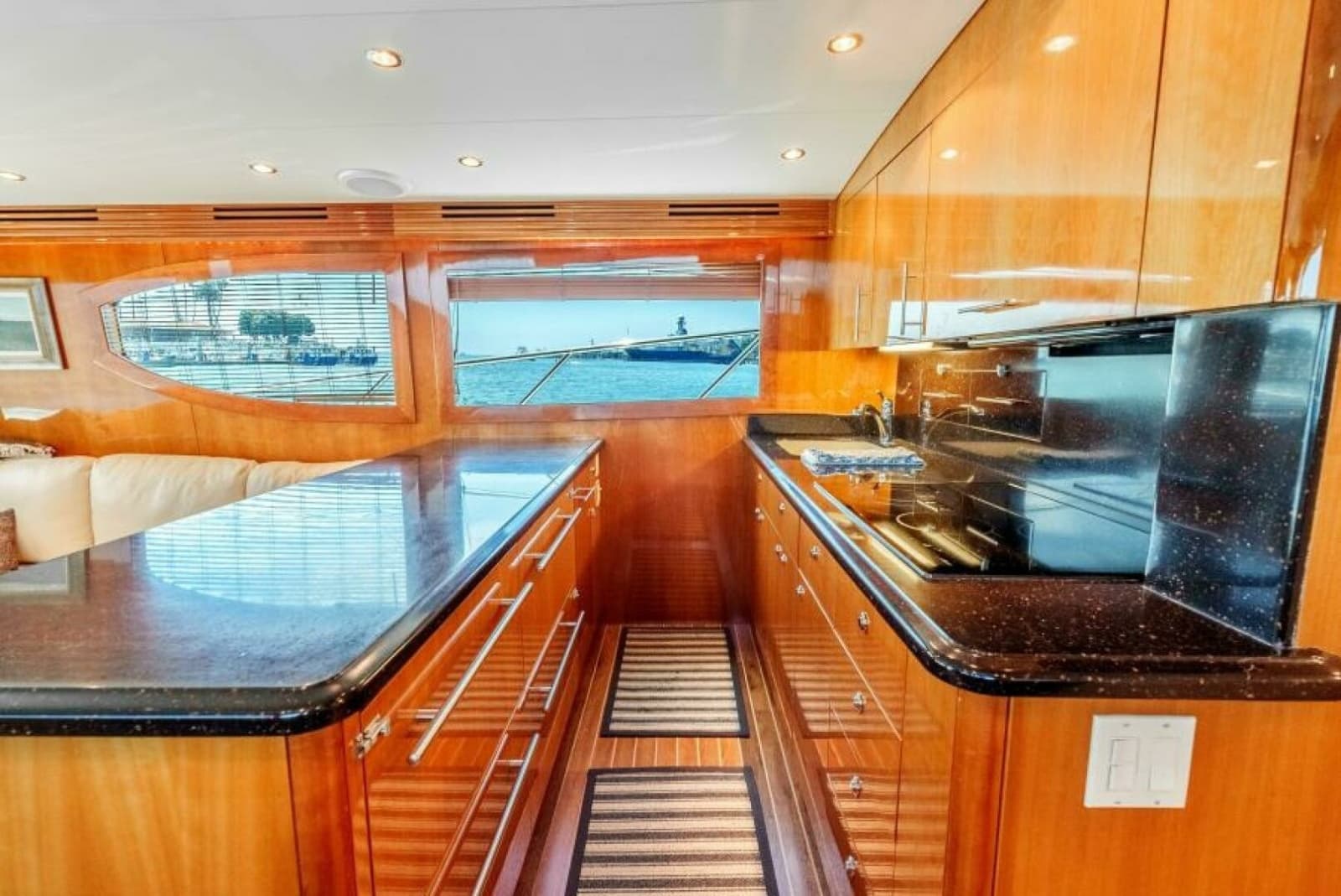 2004 Hatteras 54 Convertible - Photo 13