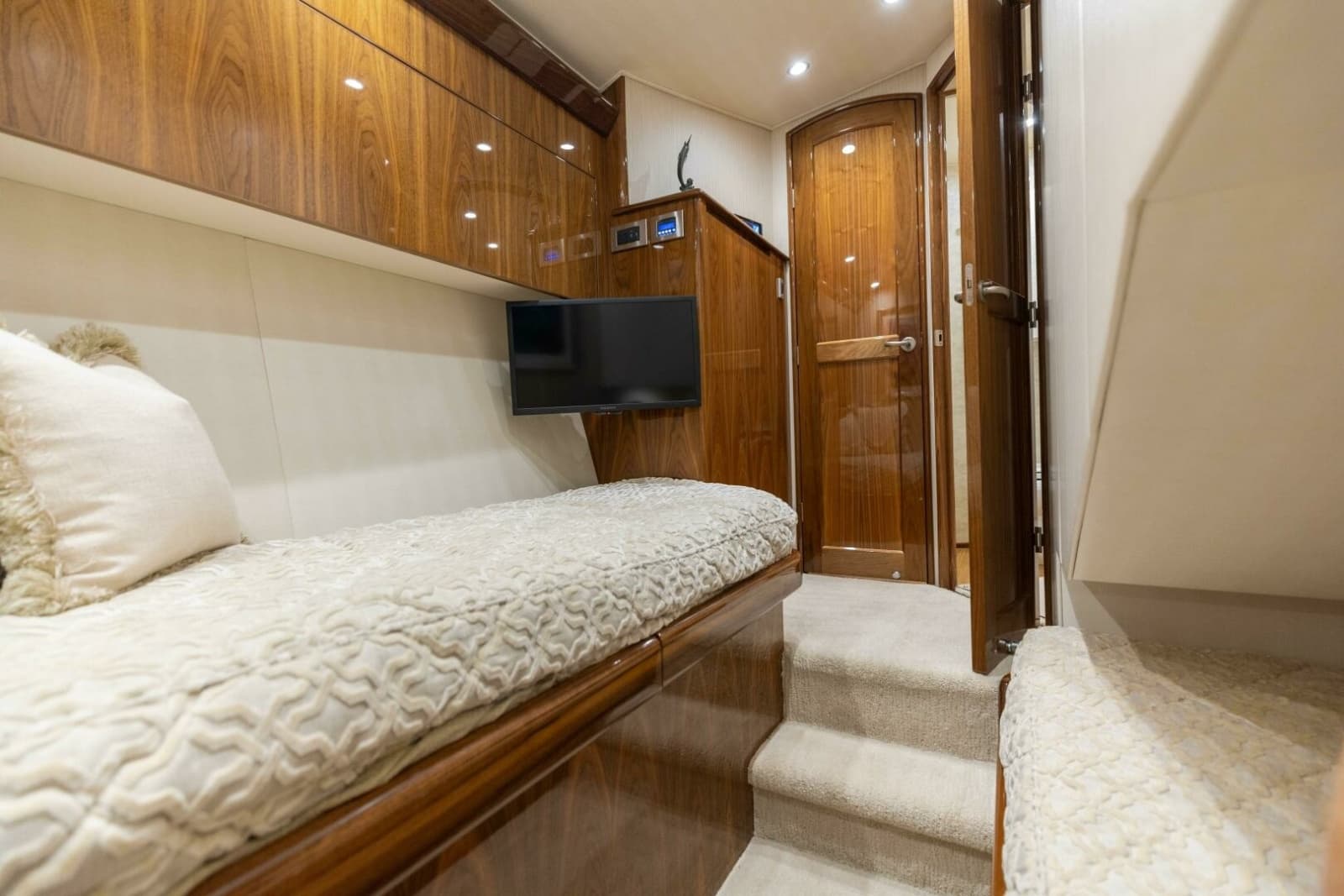 2018 Viking 62 Convertible - Photo 22