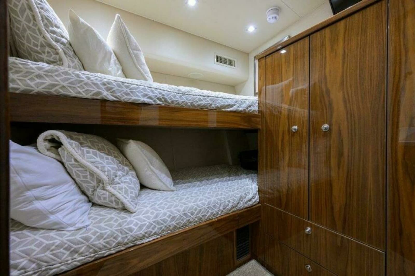 2020 Viking 72 Convertible - Photo 22