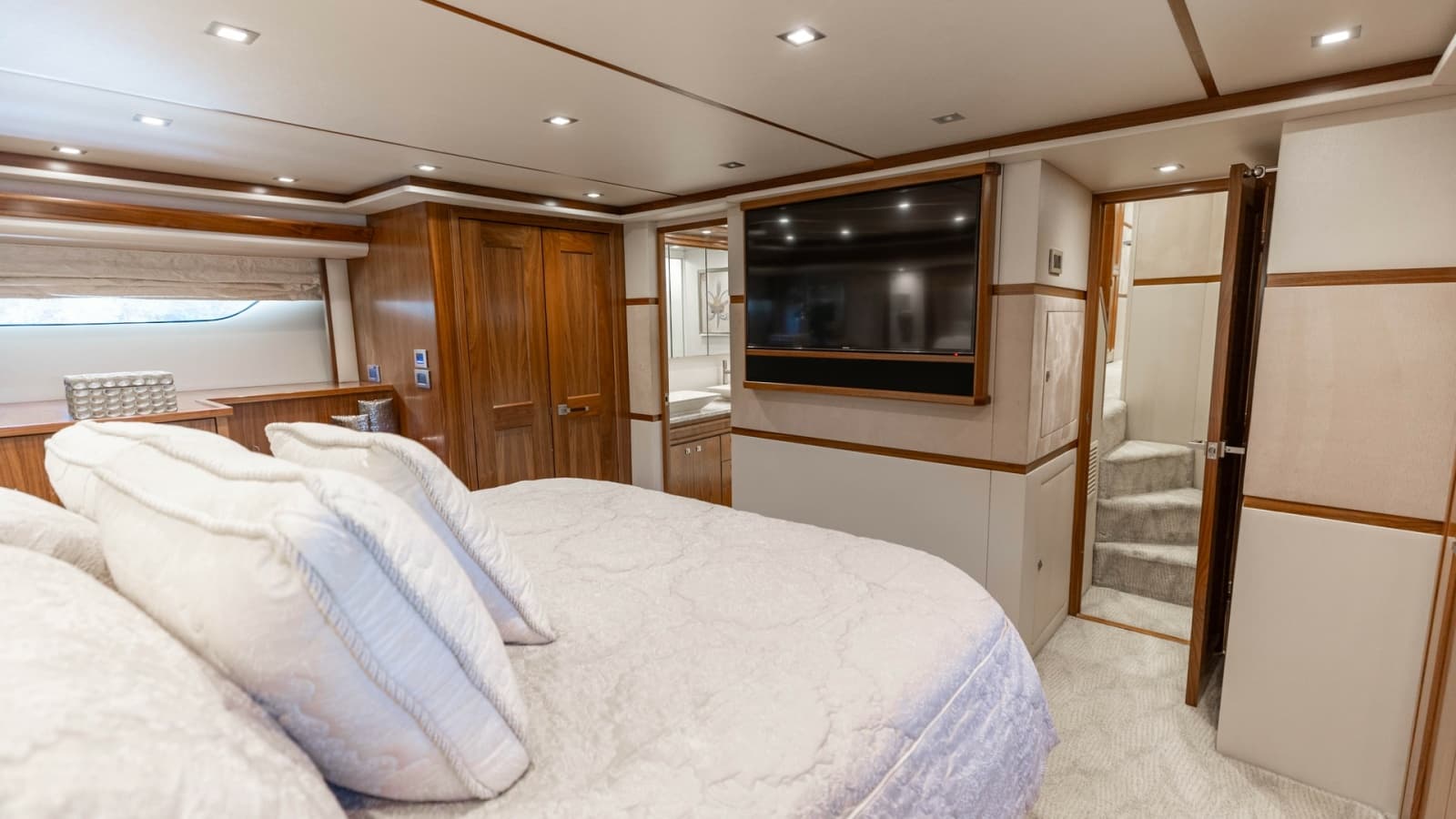 2016 Viking 80 Convertible - Photo 24