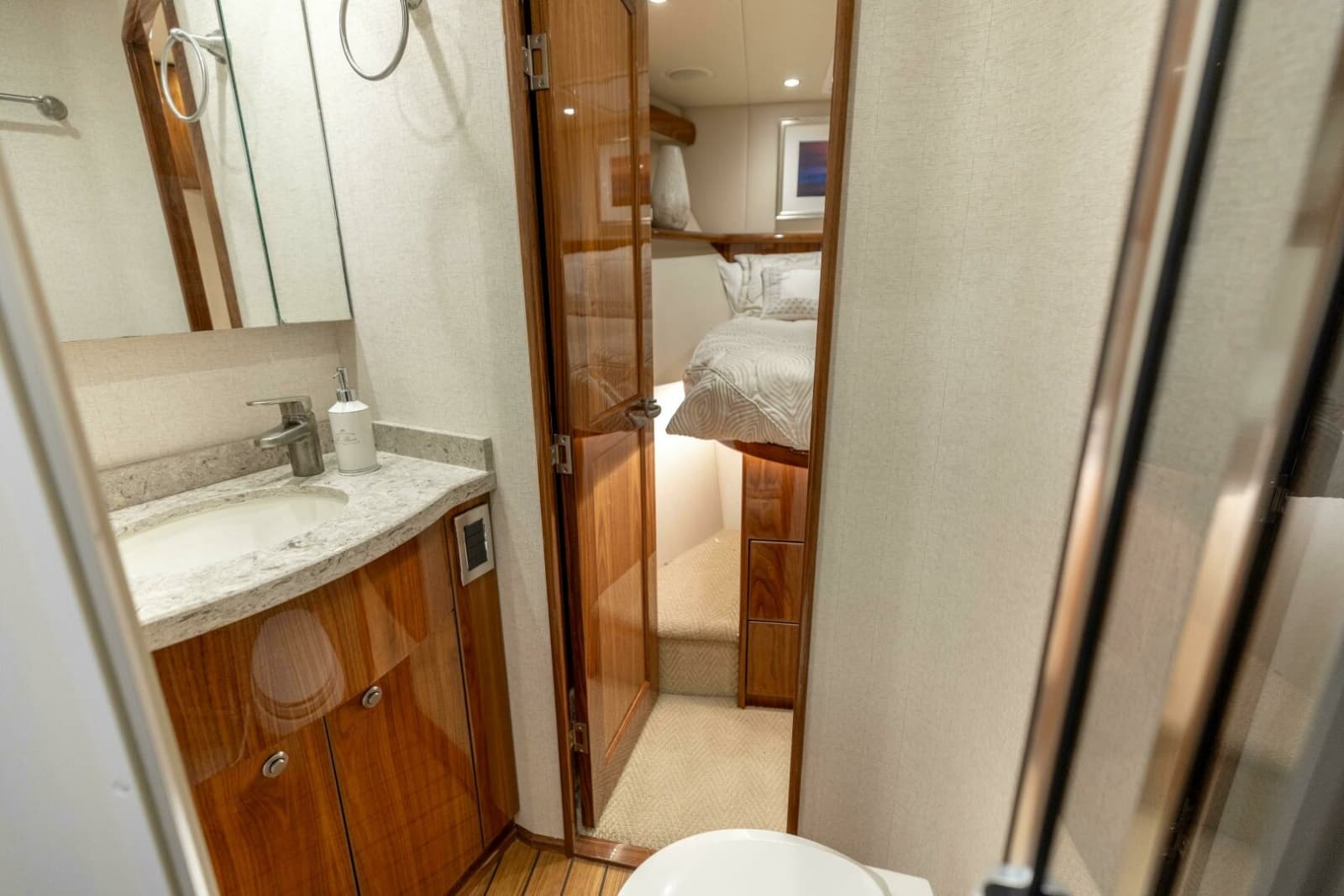 2020 Viking 62 Convertible - Photo 28