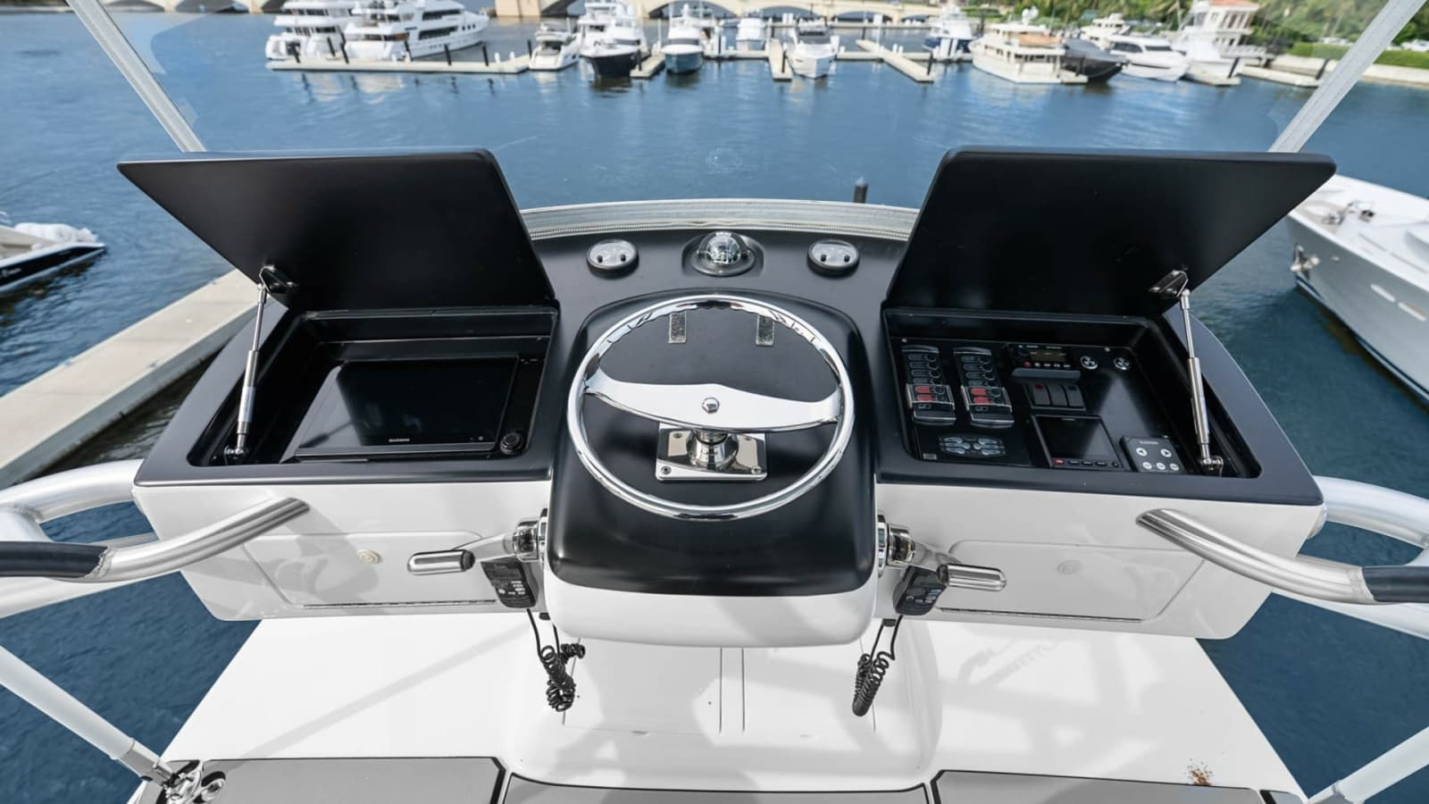 2017 Viking 92 Enclosed Bridge - Photo 28