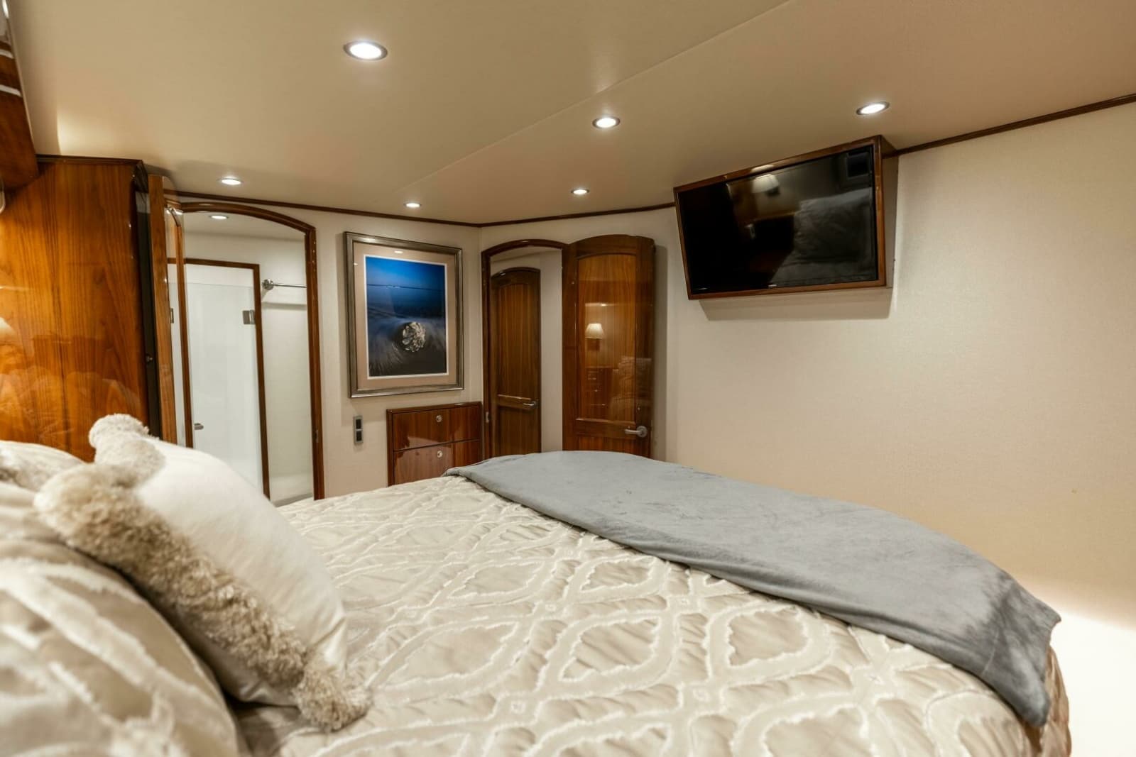 2020 Viking 62 Convertible - Photo 17