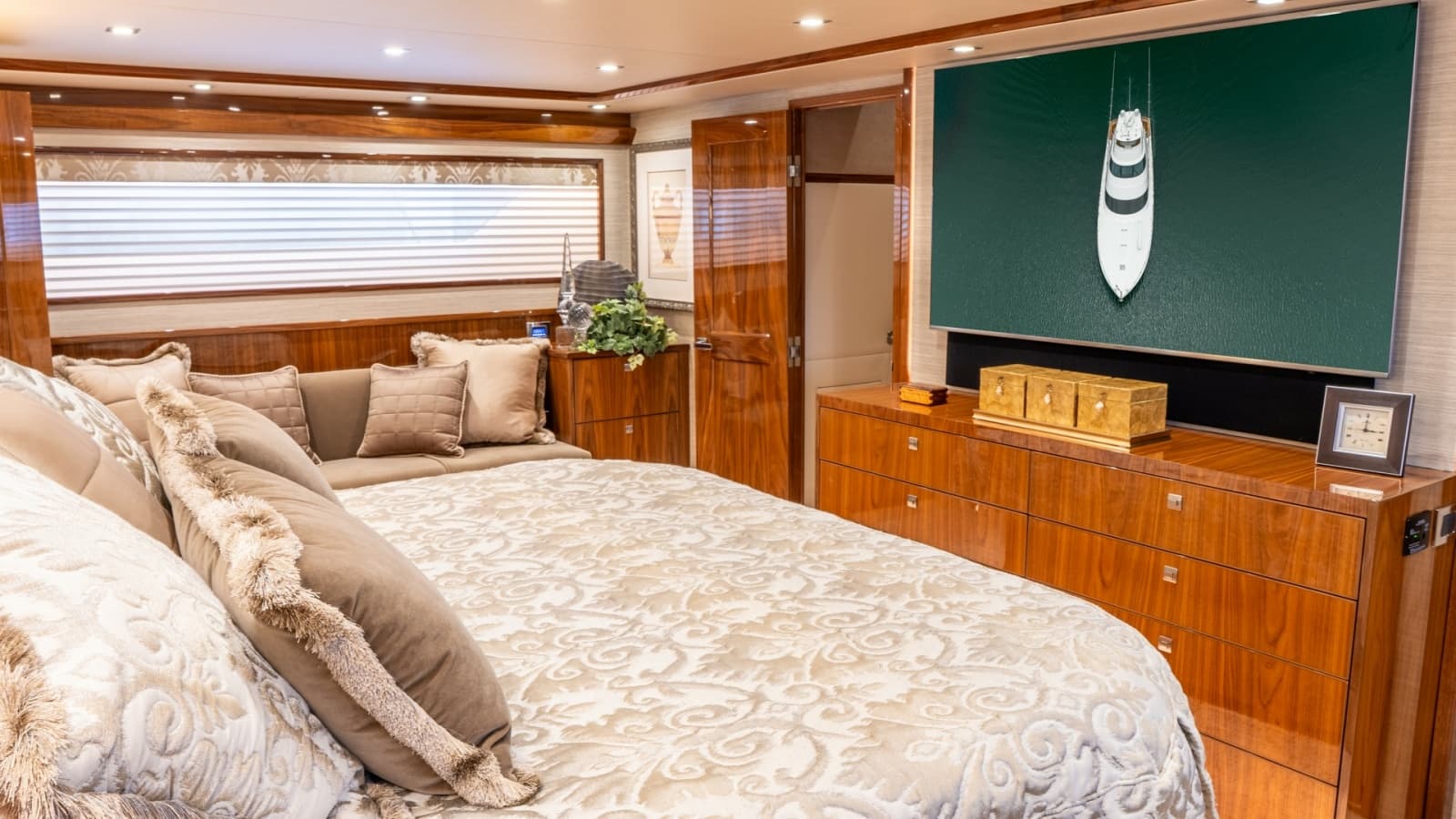 2020 Viking 92 Skybridge - Photo 36