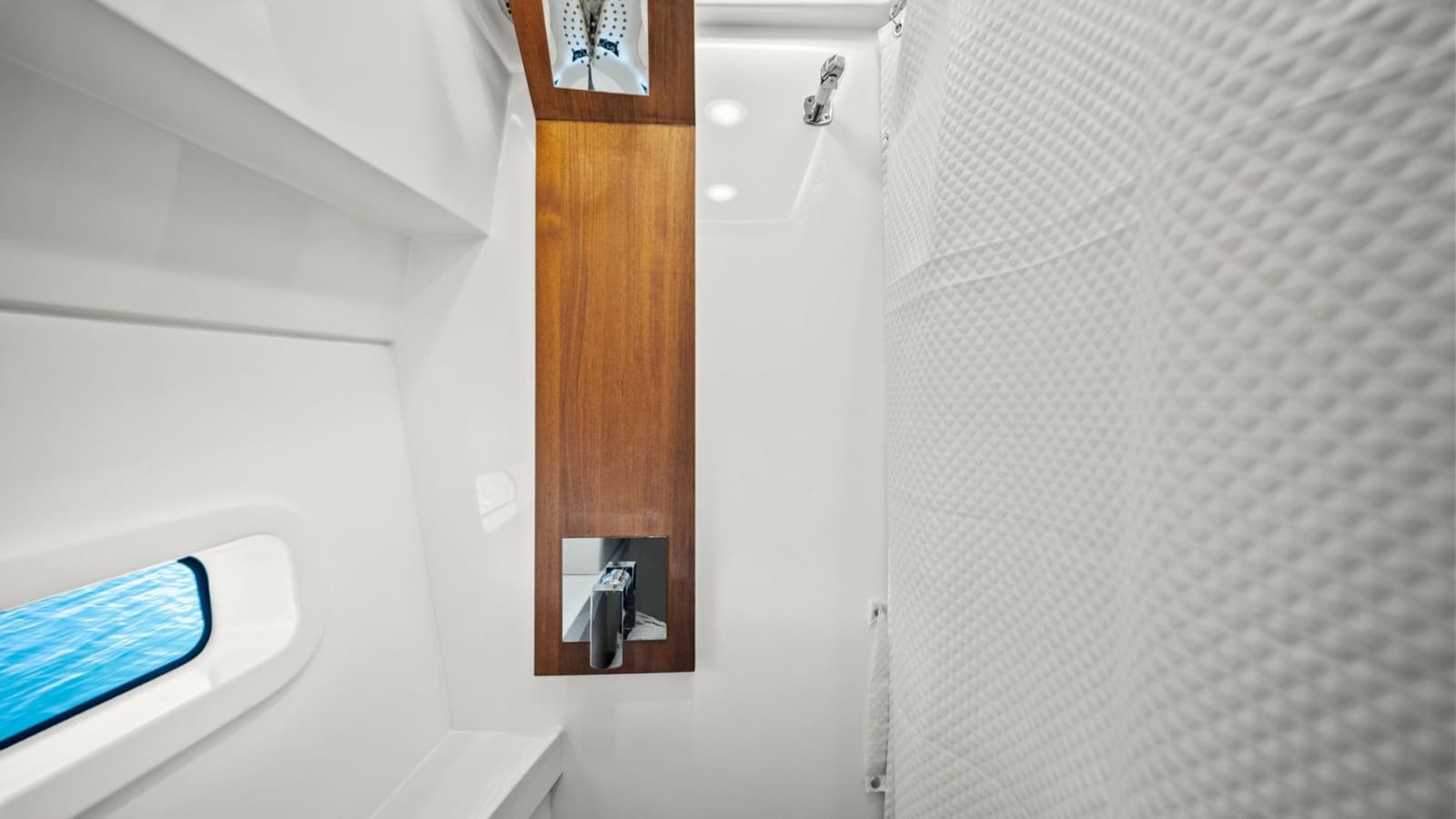 2025 Regal 38 XO - Photo 33