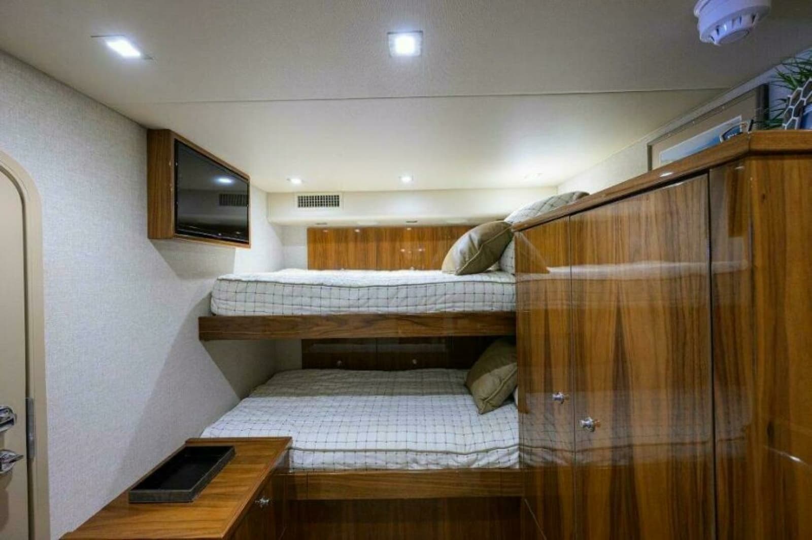 2020 Viking 72 Convertible - Photo 24