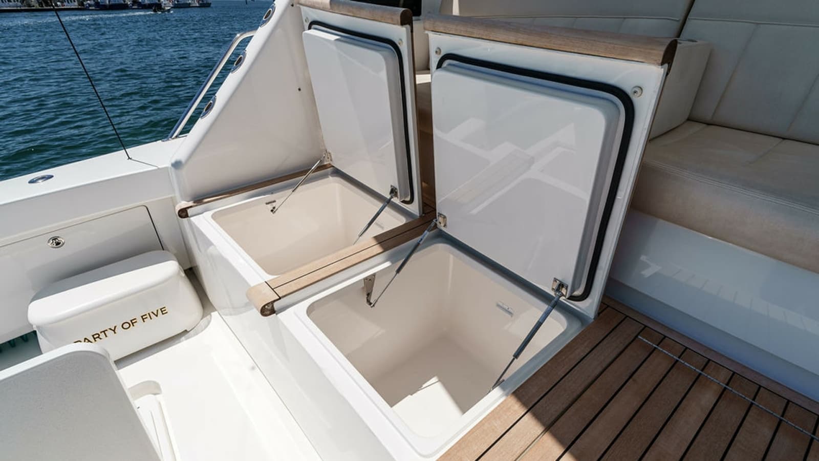 2019 Viking 80 Skybridge - Photo 65