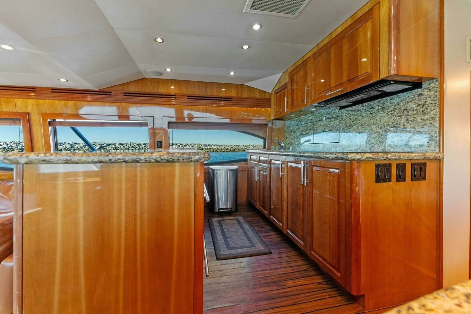 2007 Hatteras 64 Convertible - Photo 15