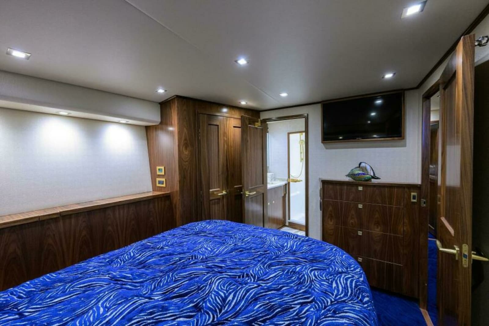2024 Viking 80 Convertible - Photo 25
