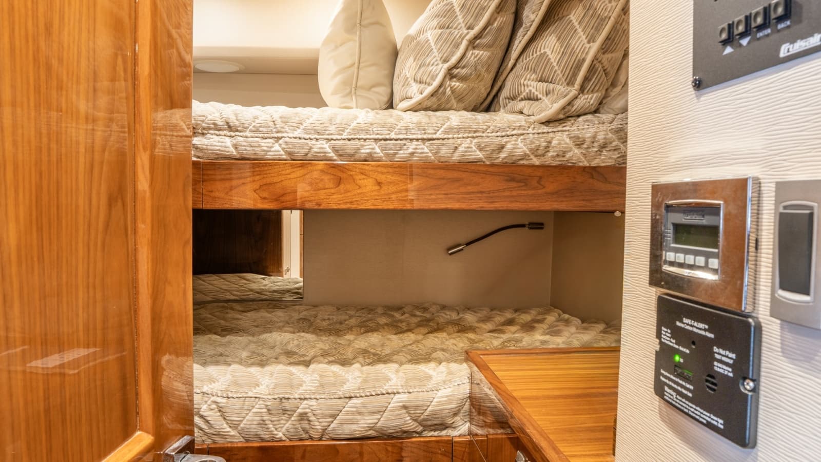 2020 Viking 92 Skybridge - Photo 14